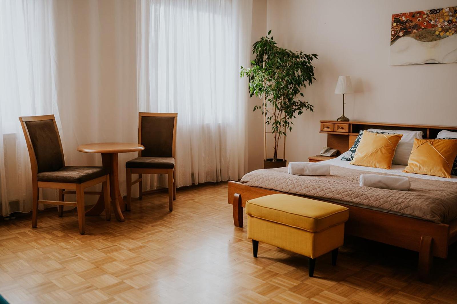 Hotel Garden Oleśnica Kültér fotó